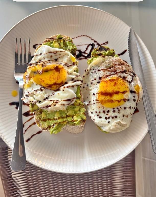 Avocado toast con huevo y balsámico