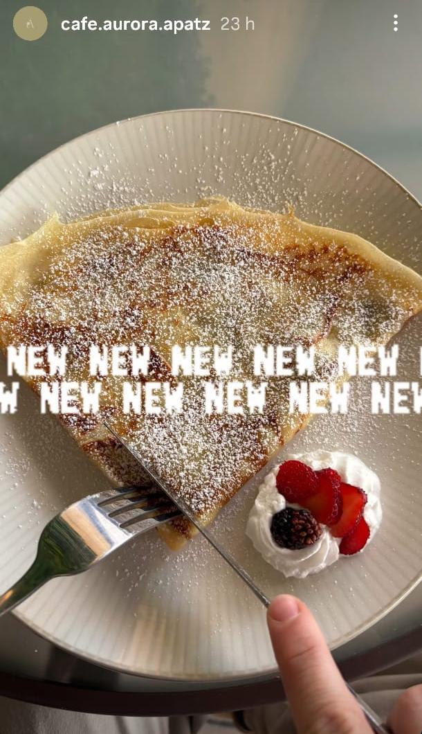Crepas con azúcar glass y frutos rojos