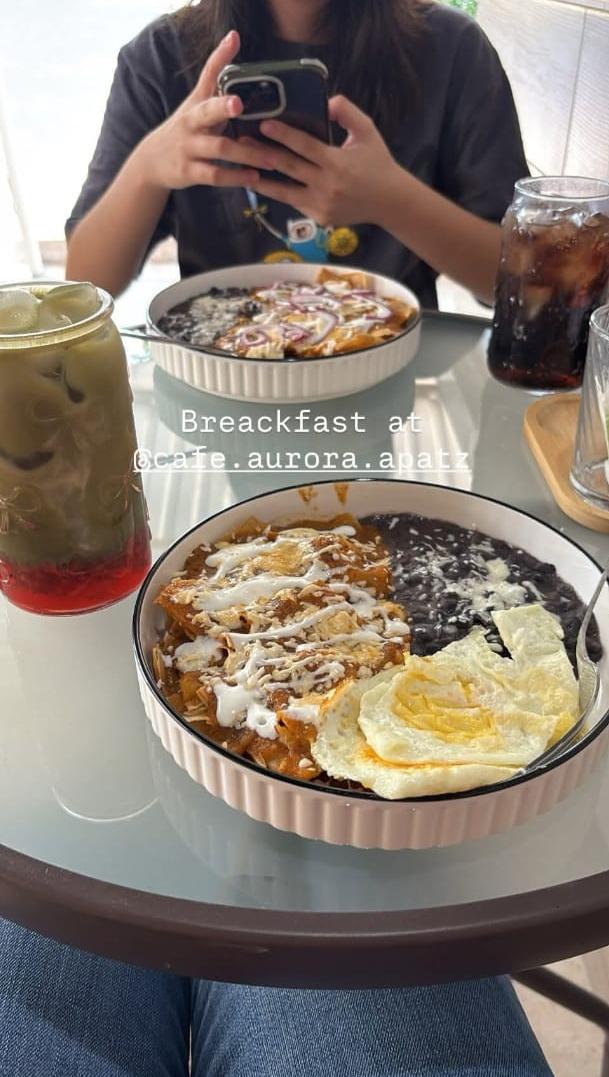 Chilaquiles rojos con huevo y frijoles