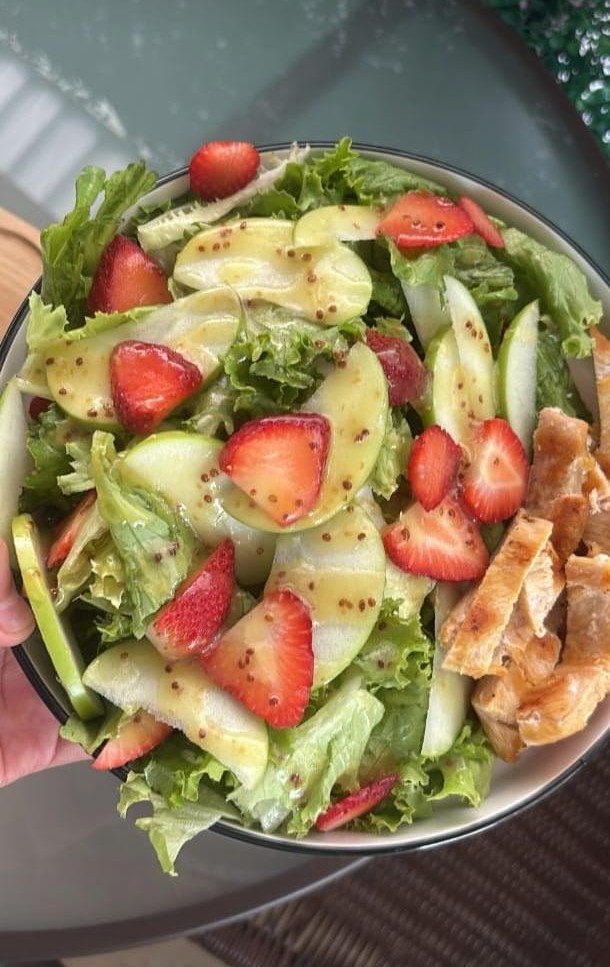 Ensalada fresca con fresas y pollo