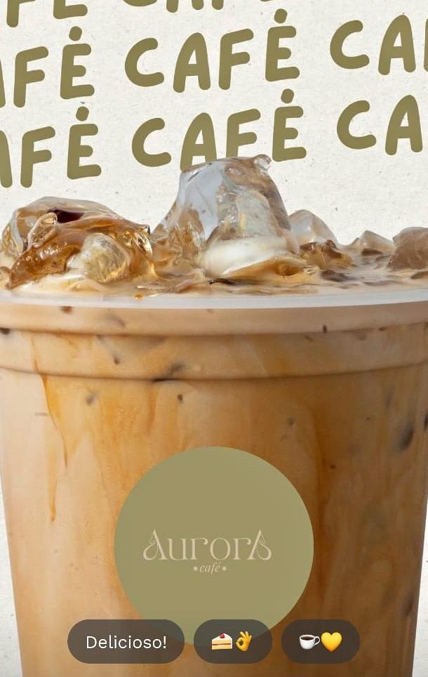 Latte frío en vaso con sticker Aurora