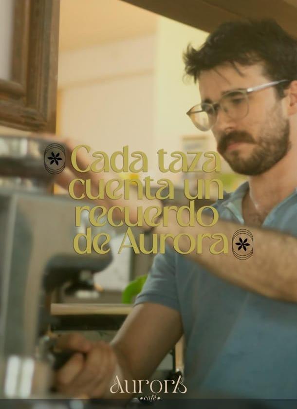 Barista preparando café en Café Aurora